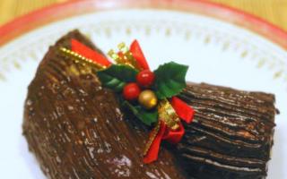 Рулет “Рождественское полено” с кремом из белого шоколада Рождественское полено рецепт евгении барсуковой